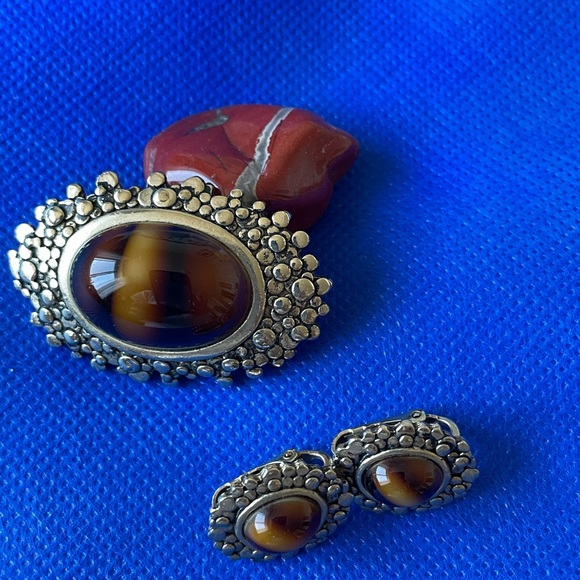Brooch and screw on earrings. - Picture 5 of 5